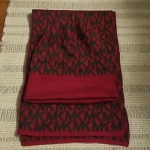 NWOT Michael kors hat and scarf set